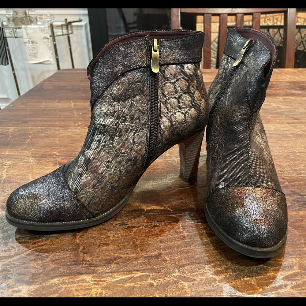 L’Artiste Black Metallic Ankle Boot